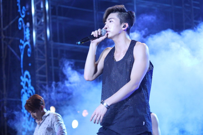 Các thành viên 2PM ướt sũng mồ hôi sau những tiết mục đầy sôi động, họ liên tục chia nhau ra để đến chào hỏi và bắt tay cùng fan. Sự thân thiện của 2PM khiến fan Việt vô cùng hạnh phúc. Nhiều fan vui sướng khi được chạm tay cùng thần tượng của mình.