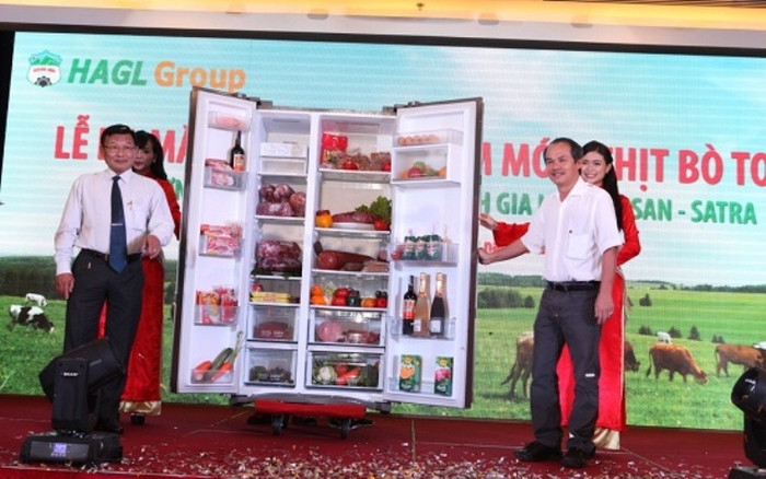 sau gần 6 tháng (ngày 9/6/2014) kể từ khi Công ty VISSAN, Công ty Cổ phần Dinh dưỡng NutiFood và Tập đoàn Hoàng Anh Gia Lai đã ký kết dự án hợp tác chăn nuôi bò và tiêu thụ các sản phẩm từ bò (thịt, sữa). Ngày 4/2/2015 vừa qua Hoàng Anh Gia Lai và các đối tác đã cho ra mắt sản phẩm thịt bò tơ Úc, được biết giá bán cho mỗi kg sản phẩm này giao động mức 320.000 đồng/kg. sau gần 6 tháng (ngày 9/6/2014) kể từ khi Công ty VISSAN, Công ty Cổ phần Dinh dưỡng NutiFood và Tập đoàn Hoàng Anh Gia Lai đã ký kết dự án hợp tác chăn nuôi bò và tiêu thụ các sản phẩm từ bò (thịt, sữa). Ngày 4/2/2015 vừa qua Hoàng Anh Gia Lai và các đối tác đã cho ra mắt sản phẩm thịt bò tơ Úc, được biết giá bán cho mỗi kg sản phẩm này giao động mức 320.000 đồng/kg.