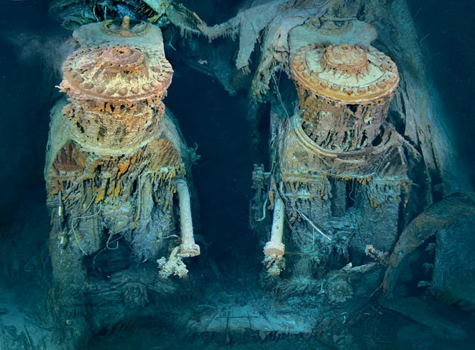 8. Hai động cơ nằm nhô ra ngoài một lỗ hổng ở phía đuôi tàu và đang khoác lên mình tấm áo “ cà sa” màu cam nhũ được tạo ra do sự ăn mòn của sắt . Hai động cơ này có cấu trúc lớn, gồm bốn tầng, và mỗi lần khởi động sẽ tạo ra vận tốc lớn nhất so với những vật trên trái đất do con người tạo ra 8. Hai động cơ nằm nhô ra ngoài một lỗ hổng ở phía đuôi tàu và đang khoác lên mình tấm áo “ cà sa” màu cam nhũ được tạo ra do sự ăn mòn của sắt . Hai động cơ này có cấu trúc lớn, gồm bốn tầng, và mỗi lần khởi động sẽ tạo ra vận tốc lớn nhất so với những vật trên trái đất do con người tạo ra