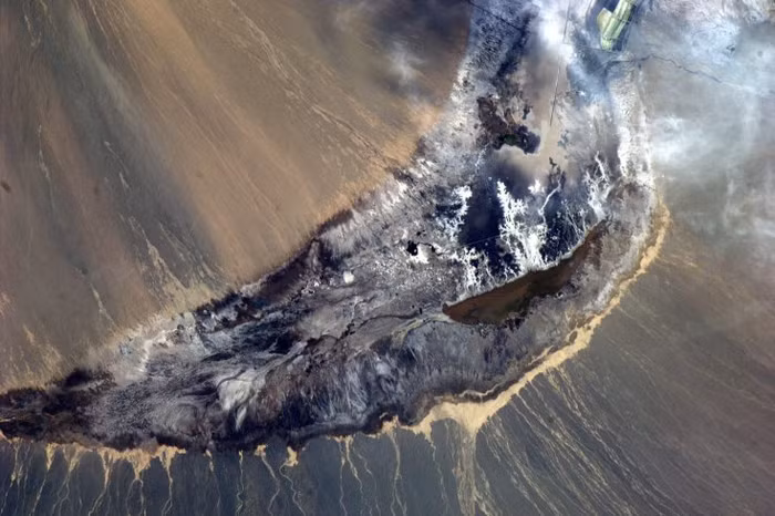 26.Nhìn từ trên cao, Miền Tây, Trung Quốc giống như một lớp sóng biển đang xô bờ ( 28/4/2011 )