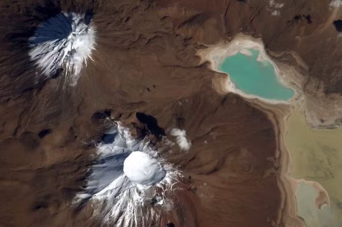 16.Núi lửa Licancabur và Juriques ( bên phải) , hồ nước mặn Laguna Verde (bên phải) (15/3/2011)