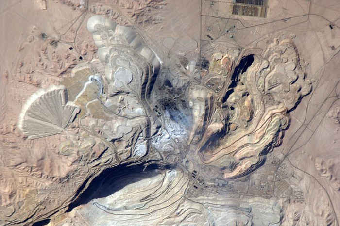 29. Vùng mỏ Chuquicamata thuộc Chile ( 14/ 2/2011) Chuquicamata giống như một cảnh trong vở kịch hiện đại. Bạn không thể nói nó thiếu vẻ đẹp, nhưng nó là một vẻ đẹp lạnh giá thiếu sự duyên dáng, hùng vĩ. 29. Vùng mỏ Chuquicamata thuộc Chile ( 14/ 2/2011) Chuquicamata giống như một cảnh trong vở kịch hiện đại. Bạn không thể nói nó thiếu vẻ đẹp, nhưng nó là một vẻ đẹp lạnh giá thiếu sự duyên dáng, hùng vĩ.