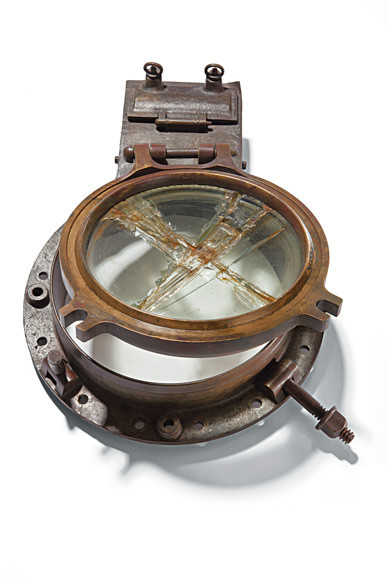 9. Lỗ đặt lòng súng này là một trong hơn 5 nghìn đồ vật được tìm thấy dưới đáy đại dương xung quanh xác con tàu Titanic. 9. Lỗ đặt lòng súng này là một trong hơn 5 nghìn đồ vật được tìm thấy dưới đáy đại dương xung quanh xác con tàu Titanic.