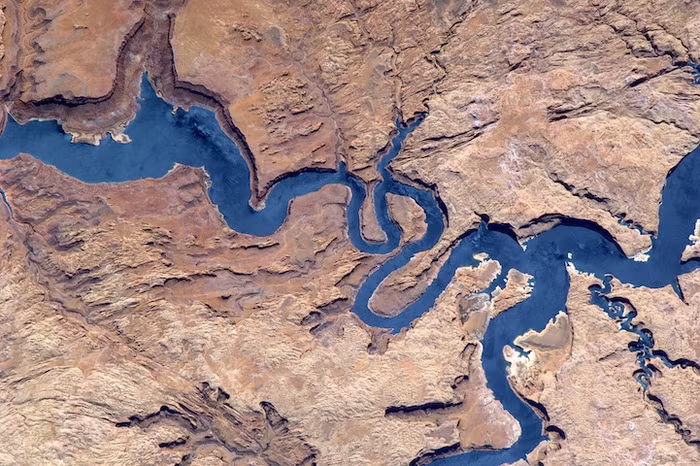 35.Những con rắn xanh đang uốn lượn trên hình chính là hồ Powell , Utah ( 15/5 / 2011)