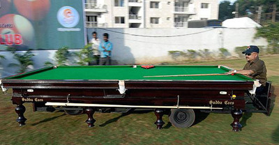 13. Nhà thiết kế xe ô tô Sudhakar Yadav đã tạo ra chiếc xe hình dạng của một bàn bi-a ở Hyderabad, Ấn Độ. Chiếc xe có ba bánh với động cơ 150cc và có thể chạy ở tốc độ 45 km/giờ.