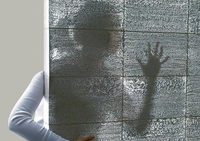 1. Các nhà khoa học Hungary đã phát minh ra loại bê tông có thể nhìn xuyên qua. Với chất liệu làm từ sợi quang học, những tấm bê tông này có hiệu quả truyền ánh sáng rất tốt.