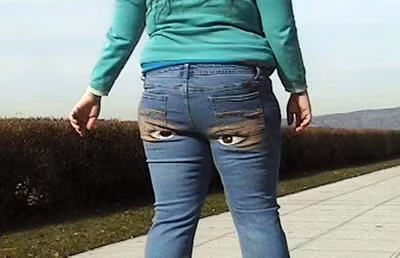 12. Nghệ sĩ người Mỹ William Jones thiết kế chiếc quần Jeans với hình đôi mắt mở to ở phía sau. 12. Nghệ sĩ người Mỹ William Jones thiết kế chiếc quần Jeans với hình đôi mắt mở to ở phía sau.