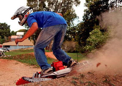 3.Tấm trượt sử dụng công nghệ bánh răng của xe tăng, được điều khiển bằng tay và có vận tốc lên tới 37m/giờ.