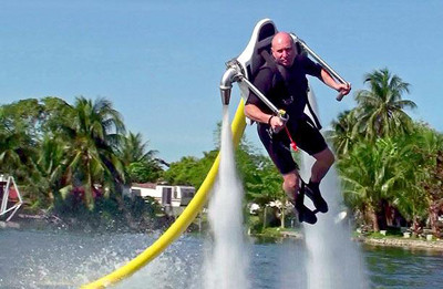 4.JetLev-Flyer, thiết bị bay phản lực sử dụng sức nước, cho phép người mặc cất cánh và bay lên cao gần 11m so với mặt đất. Các nhà sản xuất của hãng nói rằng chuyến bay có thể kéo dài tới hai giờ.