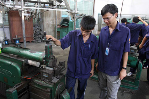 Sinh viên chương trình kỹ sư tài năng Trường ĐH Bách khoa TP HCM trong giờ thực hành