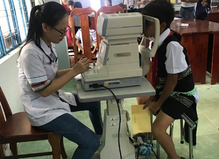Đoàn khám mắt cho học sinh người Cơ Tu. Ảnh: HV Đoàn khám mắt cho học sinh người Cơ Tu. Ảnh: HV
