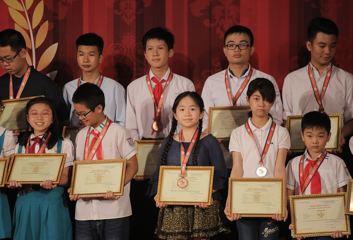 Đại diện Ban tổ chức trao huy chương cho những thí sinh xuất sắc khu vực phía Bắc (Ảnh: Ban tổ chức) Đại diện Ban tổ chức trao huy chương cho những thí sinh xuất sắc khu vực phía Bắc (Ảnh: Ban tổ chức)