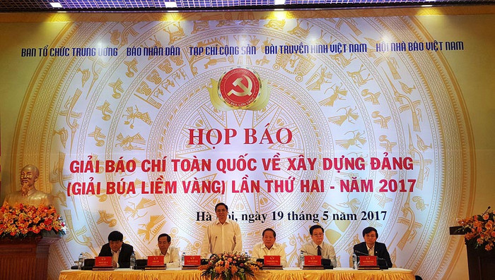 Ông Phạm Minh Chính (đứng) -Trưởng ban Tổ chức Trung ương, Trưởng ban Chỉ đạo giải chủ trì họp báo. (Ảnh: Thùy Linh) Ông Phạm Minh Chính (đứng) -Trưởng ban Tổ chức Trung ương, Trưởng ban Chỉ đạo giải chủ trì họp báo. (Ảnh: Thùy Linh)