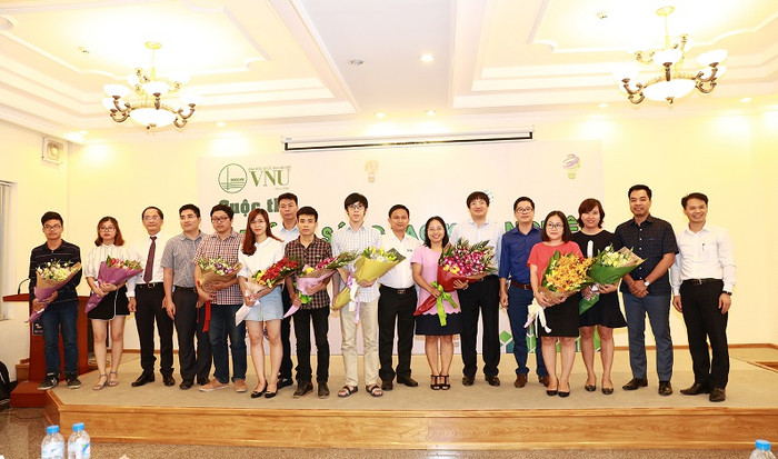 Ban giám khảo chụp ảnh lưu niệm cùng các đội thi (Ảnh: VNU)