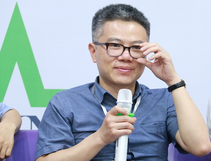 Theo giáo sư Ngô Bảo Châu, các bậc cha mẹ đừng quá đặt nặng chuyện đúng sai mà cần tôn trọng tâm tư của các em. (Ảnh: Thanh Hùng) Theo giáo sư Ngô Bảo Châu, các bậc cha mẹ đừng quá đặt nặng chuyện đúng sai mà cần tôn trọng tâm tư của các em. (Ảnh: Thanh Hùng)