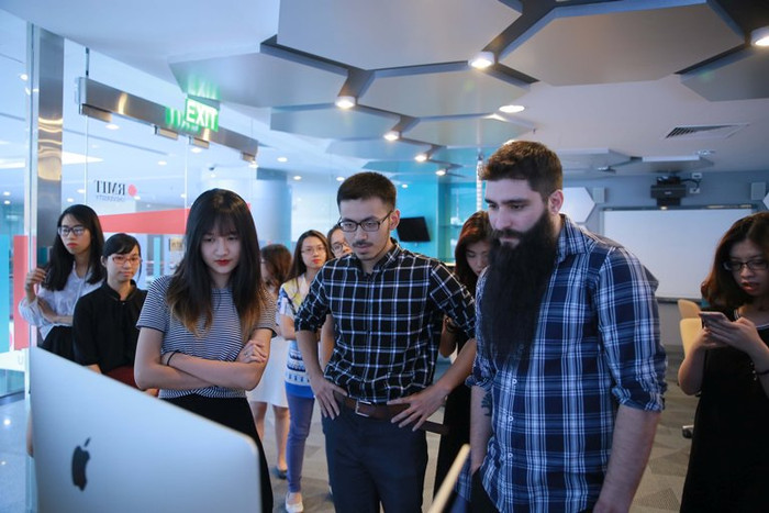 Đạo diễn phim "Kong" chăm chú xem phim ngắn đầu tay của các bạn sinh viên (Ảnh: RMIT) Đạo diễn phim "Kong" chăm chú xem phim ngắn đầu tay của các bạn sinh viên (Ảnh: RMIT)