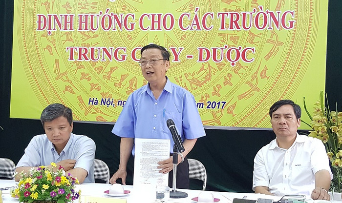 Giáo sư Lê Ngọc Trọng (đứng) cho rằng, thông tư của Bộ Y tế và Bộ Nội vụ đang gây ra hiểu nhầm trong xã hội (Ảnh: Thùy Linh) Giáo sư Lê Ngọc Trọng (đứng) cho rằng, thông tư của Bộ Y tế và Bộ Nội vụ đang gây ra hiểu nhầm trong xã hội (Ảnh: Thùy Linh)