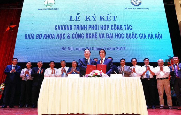 Bộ trưởng Bộ Khoa học và Công nghệ Chu Ngọc Anh (bên trái) và Giám đốc Đại học Quốc gia Hà Nội Nguyễn Kim Sơn đã thay mặt cho 2 cơ quan, kí kết văn bản thỏa thuận phối hợp hoạt động song phương. (Ảnh: VNU) Bộ trưởng Bộ Khoa học và Công nghệ Chu Ngọc Anh (bên trái) và Giám đốc Đại học Quốc gia Hà Nội Nguyễn Kim Sơn đã thay mặt cho 2 cơ quan, kí kết văn bản thỏa thuận phối hợp hoạt động song phương. (Ảnh: VNU)