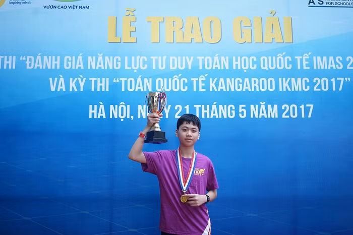 Nguyễn Nhật Linh - Học sinh lớp 8 giành điểm số dẫn đầu ở cả hai kỳ thi Toán học quốc tế (Ảnh: Ban Tổ chức)