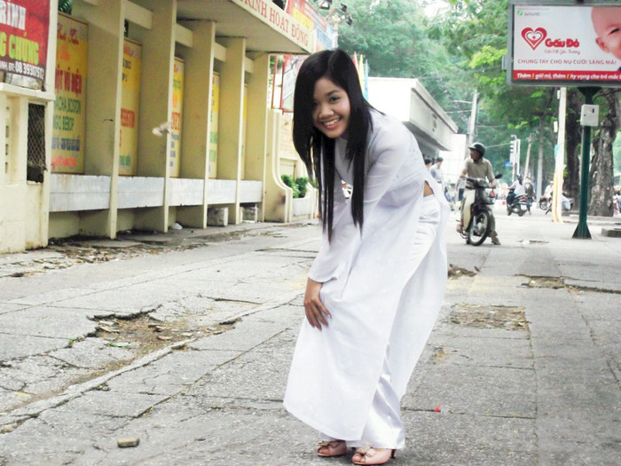 Hoàng Anh tâm sự: Có lẽ đập vào mắt các bạn mình không xinh đẹp ! Nhưng chắc hẳn con gái ai mà có không xinh đến đâu đi nữa thì trong tà áo dài Việt Nam thì các cô ấy vẫn thướt tha mềm mại và dịu dàng và mình cũng thế!.