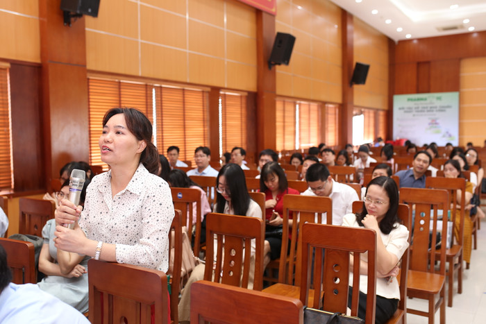Đại diện các trường cao đẳng y dược tham gia thảo luận tại hội thảo. IMG_6055.JPG
