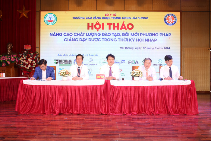 Ban Chủ nhiệm Câu lạc bộ Các trường cao đẳng y dược chủ trì phần thảo luận tại Hội thảo “Nâng cao chất lượng đào tạo, đổi mới phương pháp giảng dạy Dược trong thời kỳ hội nhập”. IMG_6046.JPG