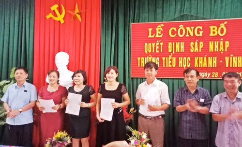 Lãnh đạo Phòng Giáo dục và Đào tạo huyện Can Lộc, Hà Tĩnh trao Quyết định sáp nhập trường tiểu học tại xã Khánh Lộc (ảnh giaoducthoidai.vn).