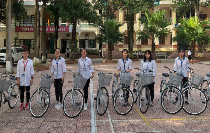 Các em học sinh rất vui mừng bên những chiếc xe đạp được trao tặng (ảnh Trinh Phúc). Các em học sinh rất vui mừng bên những chiếc xe đạp được trao tặng (ảnh Trinh Phúc).