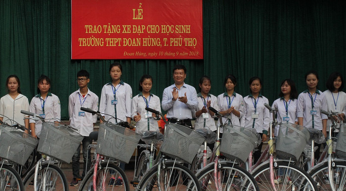 Trao tặng xe đạp tới học sinh có hoàn cảnh khó khăn là hoạt động thiện nguyện thường xuyên của Báo Điện tử Giáo dục Việt Nam (ảnh Trinh Phúc). Trao tặng xe đạp tới học sinh có hoàn cảnh khó khăn là hoạt động thiện nguyện thường xuyên của Báo Điện tử Giáo dục Việt Nam (ảnh Trinh Phúc).