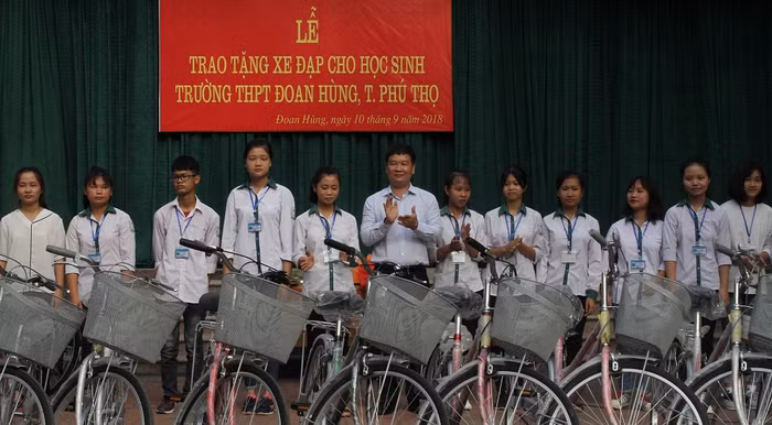 Trao tặng xe đạp tới học sinh có hoàn cảnh khó khăn là hoạt động thiện nguyện thường xuyên của Báo Điện tử Giáo dục Việt Nam (ảnh Trinh Phúc). Trao tặng xe đạp tới học sinh có hoàn cảnh khó khăn là hoạt động thiện nguyện thường xuyên của Báo Điện tử Giáo dục Việt Nam (ảnh Trinh Phúc).