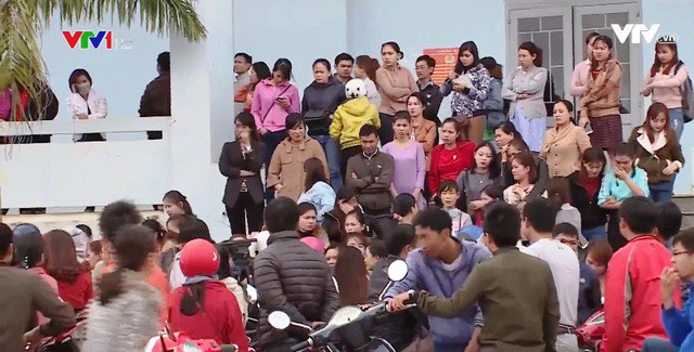 Vì chính sách không tuyển mới giáo viên nên nhiều người học sư phạm ra đành chịu thân phận hợp đồng lương tháng chỉ nhận ở mức lương tối thiểu (ảnh các cô thầy ở Đăk Lắk - nguồn VTV). Vì chính sách không tuyển mới giáo viên nên nhiều người học sư phạm ra đành chịu thân phận hợp đồng lương tháng chỉ nhận ở mức lương tối thiểu (ảnh các cô thầy ở Đăk Lắk - nguồn VTV).