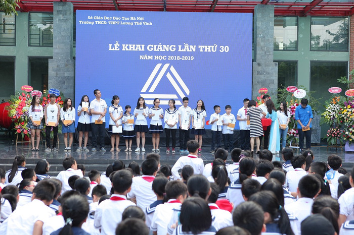 Các học sinh xuất sắc trong năm học 2017 - 2018 nhận học bổng Văn Như Cương (ảnh: CTV).