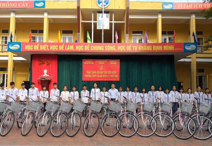 Các bạn học sinh vui mừng chụp ảnh cùng với Tổng Biên tập Báo Điện tử Giáo dục Việt Nam (ảnh Trinh Phúc). Các bạn học sinh vui mừng chụp ảnh cùng với Tổng Biên tập Báo Điện tử Giáo dục Việt Nam (ảnh Trinh Phúc).