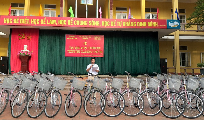 Thầy Vi Khánh Toàn, Bí thư chi bộ, Hiệu trưởng nhà trường phát biểu tại buổi lễ trao tặng xe đạp (ảnh Trinh Phúc). Thầy Vi Khánh Toàn, Bí thư chi bộ, Hiệu trưởng nhà trường phát biểu tại buổi lễ trao tặng xe đạp (ảnh Trinh Phúc).