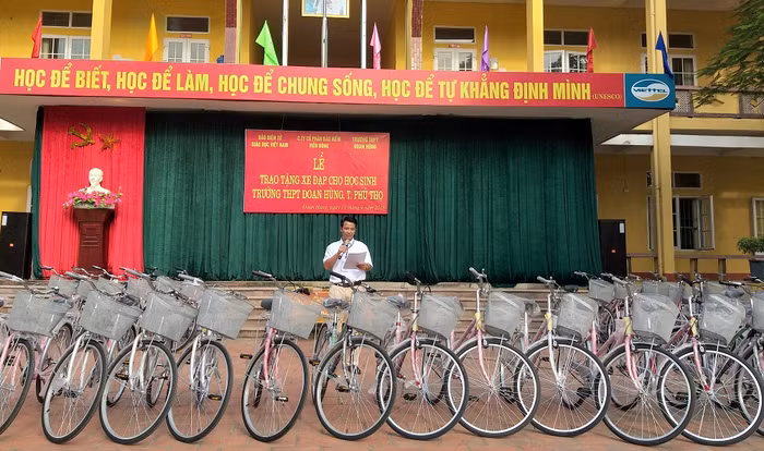 Thầy Vi Khánh Toàn, Bí thư chi bộ, Hiệu trưởng nhà trường phát biểu tại buổi lễ trao tặng xe đạp (ảnh Trinh Phúc). Thầy Vi Khánh Toàn, Bí thư chi bộ, Hiệu trưởng nhà trường phát biểu tại buổi lễ trao tặng xe đạp (ảnh Trinh Phúc).