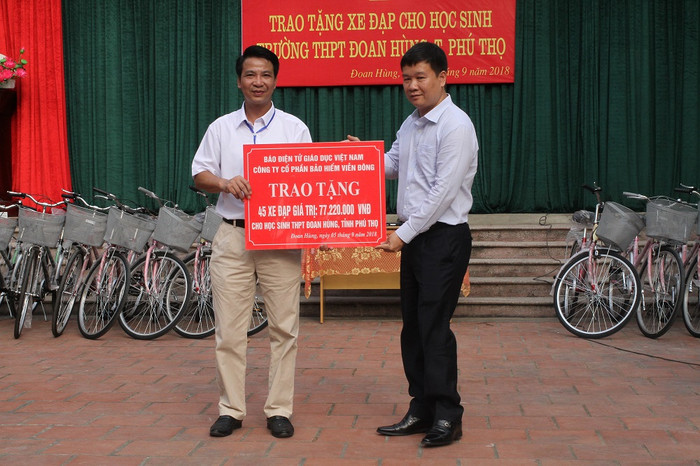Ông Nguyễn Tiến Bình (bên phải) và thầy Vi Khánh Toàn tại buổi lễ trao tặng 45 xe đạp ở trường Đoan Hùng (ảnh Trinh Phúc). Ông Nguyễn Tiến Bình (bên phải) và thầy Vi Khánh Toàn tại buổi lễ trao tặng 45 xe đạp ở trường Đoan Hùng (ảnh Trinh Phúc).