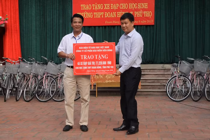 Ông Nguyễn Tiến Bình (bên phải) và thầy Vi Khánh Toàn tại buổi lễ trao tặng 45 xe đạp ở trường Đoan Hùng (ảnh Trinh Phúc). Ông Nguyễn Tiến Bình (bên phải) và thầy Vi Khánh Toàn tại buổi lễ trao tặng 45 xe đạp ở trường Đoan Hùng (ảnh Trinh Phúc).