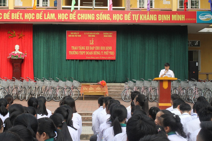 Buổi lễ trao tặng xe đạp diễn ra ấm áp, bình dị (ảnh Trinh Phúc). Buổi lễ trao tặng xe đạp diễn ra ấm áp, bình dị (ảnh Trinh Phúc).