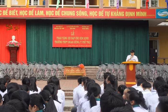 Buổi lễ trao tặng xe đạp diễn ra ấm áp, bình dị (ảnh Trinh Phúc). Buổi lễ trao tặng xe đạp diễn ra ấm áp, bình dị (ảnh Trinh Phúc).