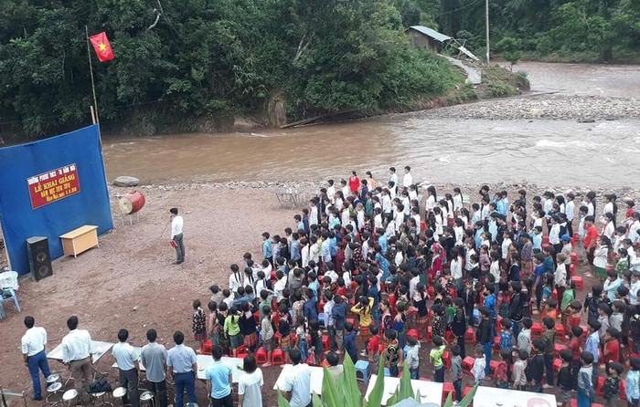 Lễ Khai Giảng bên bờ suối ở trường Trung học cơ sở Nậm Ngà, xã Tà Tổng, huyện Mường Tè, Lai Châu (ảnh do thầy Nguyễn Long Khánh cung cấp).