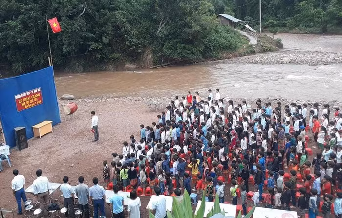 Lễ Khai Giảng bên bờ suối ở trường Trung học cơ sở Nậm Ngà, xã Tà Tổng, huyện Mường Tè, Lai Châu (ảnh do thầy Nguyễn Long Khánh cung cấp).