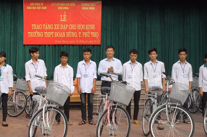 Ông Nguyễn Tiến Bình - Tổng Biên tập Báo Điện tử Giáo dục Việt Nam trao tặng 45 xe đạp cho các em học sinh có những hoàn cảnh còn khó khăn (ảnh Trinh Phúc). Ông Nguyễn Tiến Bình - Tổng Biên tập Báo Điện tử Giáo dục Việt Nam trao tặng 45 xe đạp cho các em học sinh có những hoàn cảnh còn khó khăn (ảnh Trinh Phúc).