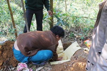 Cơ quan chức năng đang tiến hành chôn cất thi thể trẻ sơ sinh Cơ quan chức năng đang tiến hành chôn cất thi thể trẻ sơ sinh