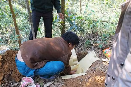 Cơ quan chức năng đang tiến hành chôn cất thi thể trẻ sơ sinh