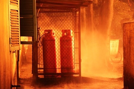 Ngọn lửa bốc lên ngay cạnh bếp và trạm điện Ngọn lửa bốc lên ngay cạnh bếp và trạm điện