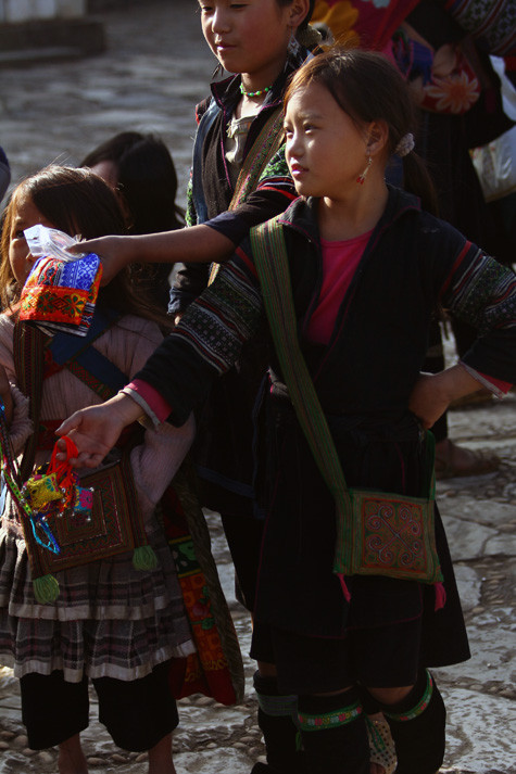 Mỗi khi thấy có khách, thấy người đưa máy ảnh lên chụp là những đứa trẻ này biết đó là "đối tượng" chúng cần bám lấy để bán hàng