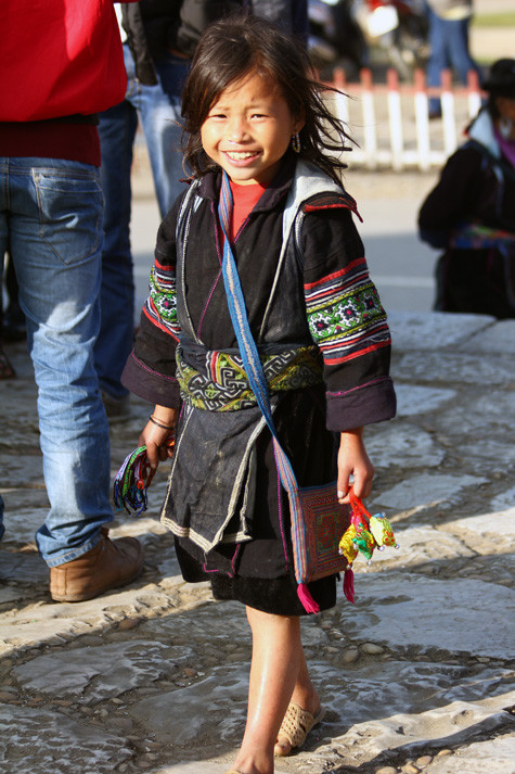 Mỗi cái túi được bán với giá 5.000 đồng, vòng thì đặt hơn chút xíu