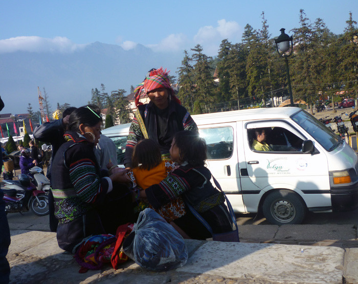 Mỗi khi được khách mua hàng, cho tiền, những đứa trẻ này lại chạy lại đưa cho mẹ