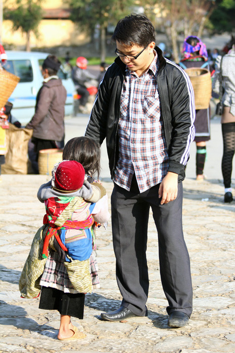 Đứa trẻ này "kiếm tiền" bằng cách "bám riết" lấy "đối tượng" để bán những túi thêu nhỏ nhỏ, những chiếc vòng dân tộc