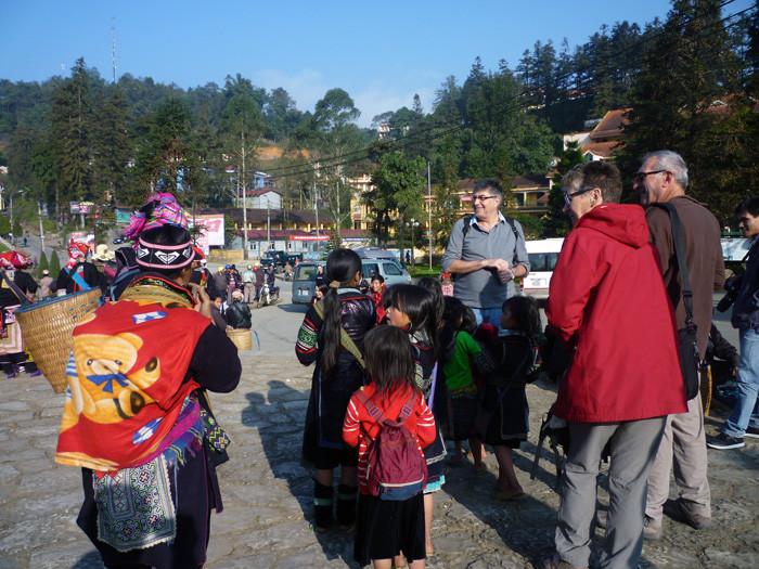 Nhiều khách du lịch bị "lợi dụng" lòng tốt. Cho 1 đứa rồi thì không thể không cho đứa thứ 2, 3...